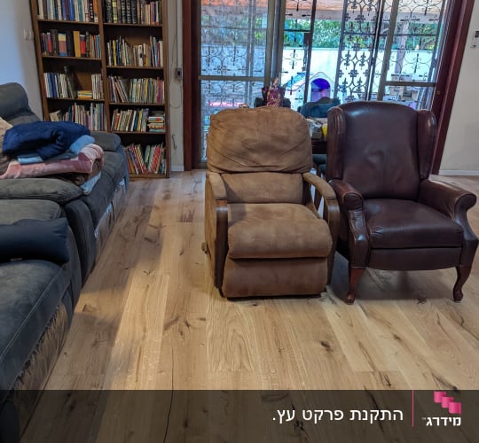 רצפת פרקט עץ בהירה בסלון עם כורסאות